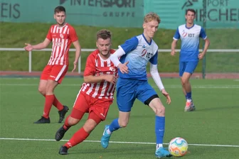 Fußball-Spitzenspiel ohne Spektakel: Stollberg und Annaberg einigen sich auf Burgfrieden - Da Spitzenreiter Wilsdruff in Auerbach verlor, hätte jede der Mannschaften mit dem entsprechenden Sieg die Tabellenführung übernehmen können. Hier behauptet der Annaberger Florian Weiß (r.) den Ball vor Stollbergs Lucas Lucius.