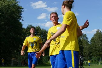 Fußball-Splitter: Ein Unglücksrabe im Derby, weiße Westen & viel Zielwasser - Sebastian Fritzsch, Marc Meerstein und Jim Merkel (v. l.) und der SV Tirol Dittmannsdorf sind eines von nur drei Teams, dass bislang jedes Ligaspiel gewinnen konnte.