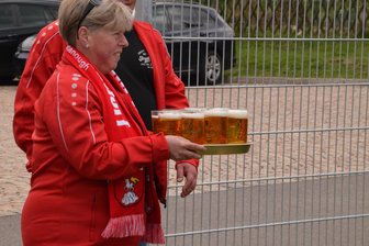 Fußball-Splitter: Volle Ränge in Königswalde und Schneeberg, die 7 bringt Satzung Glück und ein ehemaliger Torwart feiert Premiere als Torschütze - Der FV Blau-Weiß Königswalde dürfte sich über ein paar Einnahmen mehr als sonst gefreut haben. Die zahlreich angereisten Neudorfer Anhänger hatten einigen Durst.