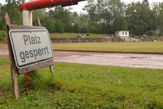 Fußball-Splitter: Von Blitzen am Himmel bis zum Blitzhattrick - Auf einigen Plätzen, wie hier in Schneeberg, wurde zwar gespielt, das regnerische Wetter kostete aber vermutlich einige Zuschauer. Anderswo wurde dagegen gar nicht erst angepfiffen.