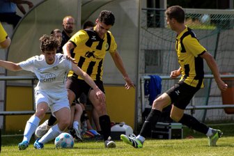 Fußball: Testspiele offenbaren noch einige Baustellen bei mittelsächsischen Sachsenklasse-Teams - Nachwuchsspieler Kurt Jüttner (am Ball) erzielte beide Frankenberger Tore gegen den SC Altmittweida, der den Test mit 5:2 gewann.