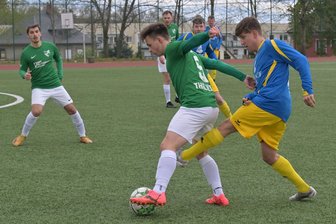 Fußball: Thalheimer beenden kleinen Negativlauf in der Landesklasse eindrucksvoll - Leon Ramon Pampel (Mitte) und die Thalheimer Landesklasse-Fußballer haben gegen Mülsen 3:0 gewonnen.