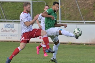 Fußball: Thalheimer Landesklassekicker kommen in Meerane über Remis nicht hinaus - Patrick Ströhle (rechts), hier gegen Flöha, gelang in Meerane der einzige Treffer für den SV Tanne Thalheim.