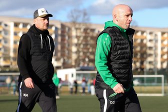 Fußball: Topspiel steigt bei Merkur Oelsnitz – Kellerduell beim BSV Irfersgrün - Merkurs Trainergespann Kenny Häußler (links) und Denny Buschner hat mit seinem Team das Topspiel gegen Oberlungwitz vor der Brust.