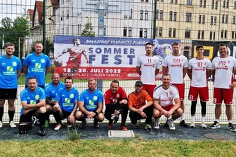 Fußball trifft Handball: Plauener Vereine SG Stahlbau und HC Einheit feiern gemeinsam - Die Fußballer der SG Stahlbau (links) und die Handballer vom HC Einheit (rechts) werden unterstützt von den Wacker-Kickern und von den Basketballern.