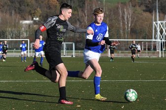 Fußball: "Umzug" auf den Kunstrasen zahlt sich für Peniger aus - Dem Peniger Kapitän Erik Schulze (l.) gelang gegen Union Torgau ein Fünferpack. Mit 21 Treffern führt er nun die Torschützenliste an.