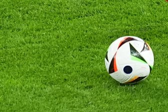 Fußball und Rassismus - Kann die Euro 2024 zur Aufklärung beitragen? - Kann die Fußball-EM 2024 (Symbolfoto) eine Debatte über Rassismus im Sport anstoßen?