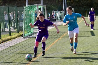 Fußball: Veilchen-Reserve hält gut mit, muss ich aber doch geschlagen geben - Teresa Prußky (l.) erzielte beide Treffer für die Veilchen-Reserve.