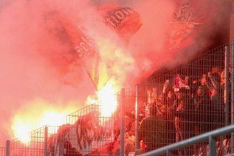 Fußball-Vereine zahlen weiter für Fan-Vergehen - Pyrotechnik beim Drittliga-Heimspiel des FSV Zwickau gegen den Halleschen FC gab es erst am 15. September in der GGZ-Arena. Für diese Fan-Vergehen zahlen die Vereine weiter die Strafen.