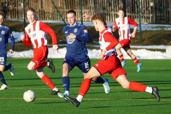 Fußball: Verletzung überschattet Annaberger Testspiel-Niederlage in Marienberg - Florian Weiß (l.), der hier zusammen mit Kevin Rothe (r.) versucht, den Marienberger Rick Bauer zu stoppen, wird dem VfB Annaberg längere Zeit fehlen.
