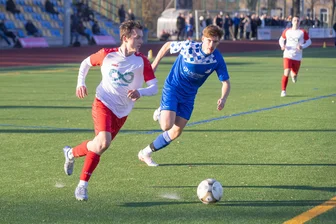 Fußball: VfB Annaberg II feiert Derbysieg gegen Königswalde in der Erzgebirgsliga - Niklas Mauersberger (l.) und der VfB Annaberg II entschieden das Kellerduell gegen Königswalde (mit Max Hofmann) für sich.