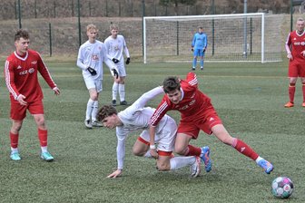 Fußball: Viele Fragen vor dem Rückrundenstart der Landesklasse-Teams aus Zwickau und Mülsen - Der ESV Lok Zwickau – am Ball rechts Kevin Oeser – erwartet gegen Auerbach II eine harte Aufgabe.