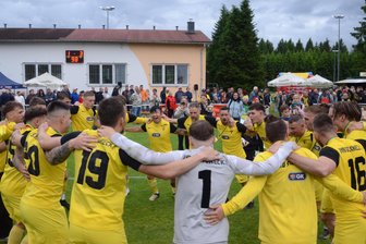 Fußball: Vogtländisches Pokal-Wochenende lockt rund 2000 Zuschauer nach Beerheide - Die Männer des Vogtlandpokalsiegers VfB Schöneck jubelten am Samstagabend auf dem Beerheider Waldsportplatz.