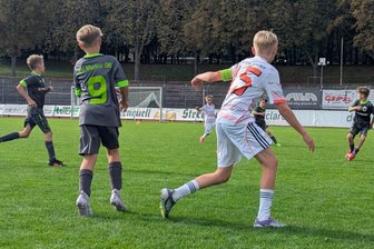 Fußball-Vogtland-Cup: Die Talente von Merkur Oelsnitz fordern Bayern München - Gegen Bayern München kämpfen hier die Oelsnitzer Finley Meinel, Noah Simmler, Levi Macal und John Wurzer (dunkle Trikots von links).