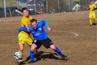 Fußball-Vogtlandklasse: Aufsteiger SV Wildenau stürzt den SV Kottengrün tiefer in die Krise - Wildenaus Erik Queck (links) versucht hier den ständigen Unruheherd der Kottengrüner, Lars Trippner aufzuhalten.