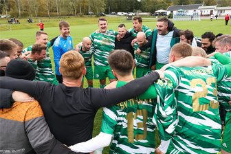 Fußball-Vogtlandklasse: Der TSV Trieb lässt die Rote Laterne gleich in Erlbach - Allen Grund zur Freude hatten am Wochenende die Kicker vom TSV Trieb. Sie gaben mit dem 3:2-Sieg bei Aufsteiger BC Erlbach II den letzten Tabellenplatz ab.