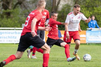 Fußball-Vogtlandklasse: Ein Gipfeltreffen, ein brisantes Derby und ein Kellerduell sorgen für Spannung - Weischlitz (Kevin Oertel, rechts) gegen Kürbitz (Kevin Uhl, Mitte) heißt es am Samstag wieder. Wer holt sich in diesem prestigeträchtigen Duell die Punkte?