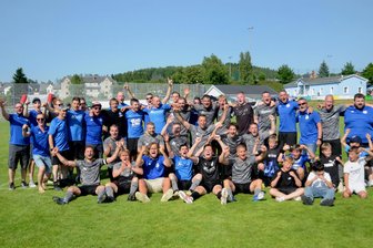 Fußball-Vogtlandklasse: Ein Trio feiert - Der FSV Ellefeld feierte nach dem 5:3-Sieg gegen die SG Jößnitz den Vogtlandmeistertitel und den schwer erkämpften Aufstieg).