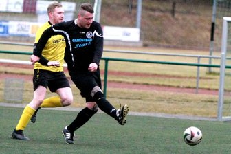 Fußball-Vogtlandklasse: Erlbachs Reserve gewinnt Kellerderby gegen Heinsdorfergrund - Erlbachs Toni Teschauer (vorn) traf beim 3:1 gegen Heinsdorfergrund doppelt.