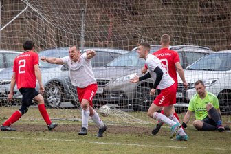 Fußball-Vogtlandklasse: FSV Bau Weischlitz setzt sich im Nachbarschaftsderby durch - Die Entscheidung im Derby: Stefan Winkler (Zweiter von links) erzielt für den FSV Bau Weischlitz das 2:0 gegen die SG Kürbitz und lässt den Emotionen freien Lauf.