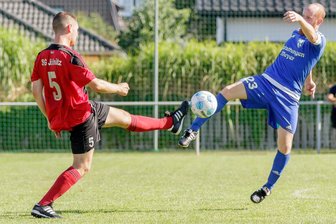 Fußball-Vogtlandklasse: Gipfeltreffen in Bad Brambach - Philipp Zimmermann (rechts) steht mit Spitzenreiter SSV Bad Brambach vor dem Top-Duell gegen den Zweiten, den VfB Plauen Nord. Die SG Jößnitz (Fabio Kurzendörfer, links) ist aktuell Sechster und muss beim Dritten in Großfriesen ran.