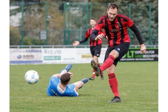 Fußball-Vogtlandklasse: Letzter Hinrundenspieltag hält einige Überraschungen parat - Thomas Berndt von der SG Jößnitz schließt hier zum frühen 1:0 gegen den FSV Ellefeld ab. In der Nachspielzeit sicherten sich die Jößnitzer beim 2:2 einen Punkt.