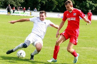 Fußball-Vogtlandklasse: Mehr als 300 Zuschauer sehen Weischlitzer Derbysieg - Der Kürbitzer Lukas Kraus (links) kann hier vor Tony Richter klären.
