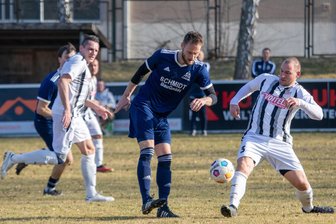 Fußball-Vogtlandklasse: SG Jößnitz schießt sich zurück ins Aufstiegsrennen - Doppeltorschütze Thomas Berndt (Mitte) schließt hier vor Plauen Nords Danny Kunath ab.
