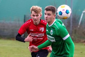 Fußball-Vogtlandklasse: SG Kürbitz gelingt im Kellerduell der Befreiungsschlag - Niklas Schmidt (links) besiegt mit seiner SG Kürbitz den SV Merkur Oelsnitz II mit Lennox Berger (rechts) mit 3:2 im Kellerduell.