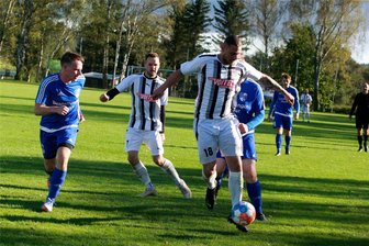 Fußball-Vogtlandklasse: Spitzenreiter SSV Bad Brambach muss zum formstarken FSV Bau Weischlitz - Matthias Zaretzky (am Ball) will mit seinem VfB Plauen Nord am Spitzenreiter SSV Bad Brambach dran bleiben. Die Plauener müssen beim Absteiger SV Kottengrün ran.