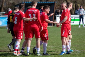 Fußball-Vogtlandklasse: SSV Bad Brambach enteilt wieder an der Spitze - das Verfolgerfeld rückt enger zusammen - Weischlitz-Kapitän Vincent Bobach (Dritter von rechts) bejubelt mit seinen Teamkollegen seinen Treffer zum 2:1.