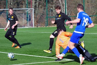 Fußball-Vogtlandklasse: SSV Bad Brambach mit klarem Sieg im Nachholspiel - Bad Brambachs zweifacher Torschütze Toni Sieber (rechts) erzielt hier nach einem Solo das 4:1 für sein Team. Die Wildenauer Robert Hergert und Toni Gerber sowie Keeper Dominique Spitzner haben das Nachsehen.