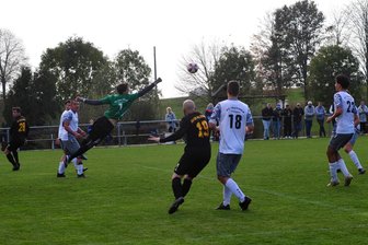 Fußball-Vogtlandklasse: SSV Bad Brambach setzt sich weiter ab, SV Wildenau gewinnt das Aufsteigerduell - Netzschkaus Torwart Jonas Krumbiegel (grünes Trikot) bewahrte sein Team vor einem höheren Rückstand. Dennoch traf Wildenaus Thomas Stock (ganz links) doppelt und verhalf seinem SV zum 2:1-Heimsieg im Aufsteigerduell.