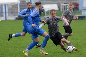 Fußball-Vogtlandklasse: Tabellenführer SSV Bad Brambach empfängt das Schlusslicht - Der VfB Großfriesen (blaue Trikots) und der FSV Ellefeld kämpfen um den zweiten Aufstiegsplatz. Großfriesen muss am Wochenende nach Weischlitz, Ellefeld nach Netzschkau.