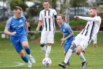 Fußball-Vogtlandklasse: VfB Großfriesen stürmt mit Kantersieg im Spitzenspiel auf Platz 2 - Klar mit 5:0 hat sich der VfB Großfriesen (in Blau) im Spitzenspiel beim VfB Plauen Nord durchgesetzt.