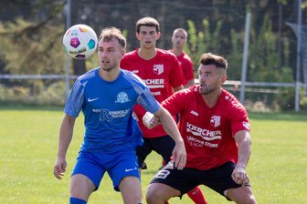 Fußball-Vogtlandklasse: Wer rutscht hinten rein, wer nimmt die Aufstiegsplätze in Angriff? - Wenn am Samstag Domenick Winkler (links) mit seinem VfB Großfriesen bei der SG Kürbitz mit Marcel Gork (rechts) gastiert, treffen die Unentschiedenkönige aufeinander. Um so besonderer ist es, dass der VfB das Hinspiel mit 3:2 gewann.