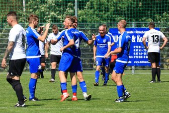 Fußball-Vogtlandklasse: Zwei Teams gelingt der perfekte Saisonstart - Nach dem 6:1 bei Aufsteiger Erlbach II hat der SSV Bad Brambach die Tabellenspitze übernommen. Hier jubelt das Team über das zwischenzeitliche 3:0.