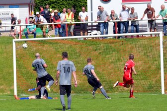 Fußball-Vogtlandliga: Der Leubnitzer SV setzt mit Kantersieg ein dickes Ausrufezeichen im Abstiegskampf - Der Leubnitzer Paul Birkner (rechts) dreht zum Jubel bei einem seiner vier Treffer gegen die SG Rotschau ab.