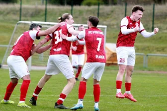 Fußball-Vogtlandliga: Ein Elfmeter bringt die Wende im Plauener Derby - Fortuna bejubelt das 2:1 durch Kevin Wülfert (Zweiter von links).