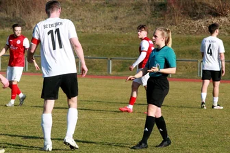 Fußball-Vogtlandliga: Elfmeter oder nicht? – Feuertaufe für 16-jährige Schiedsrichterin - „Immer mit der Ruhe, Herr Scharschmidt!“, scheint hier Schiedsrichterin Marie Gottschalk dem Erlbacher Stürmer zu sagen.
