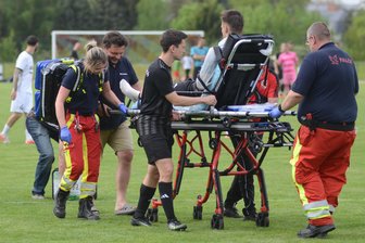 Fußball-Vogtlandliga: Erlbach will nicht aufsteigen – Reichenbach und Treuen schon - Bitter: Erlbachs Marvin Todt musste verletzt abtransportiert werden.