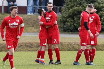 Fußball-Vogtlandliga: Geht Spitzenreiter BC Erlbach die Puste aus? - Rodewisch bejubelt die 2:0-Führung durch Robert Gläser (Zweiter von links). Ihn umarmt Marcel Dressel.
