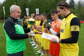 Fußball-Vogtlandliga: Kellerkinder schaffen überraschende Siege und halten das Abstiegsrennen spannend - VFV-Vizepräsident Gunter Schwab (links) überreicht Schönecks Kapitän Jan Max Denschel die Urkunde und den Pokal zur Vogtlandliga-Meisterschaft.
