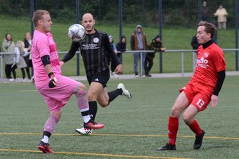 Fußball-Vogtlandliga: Schafft der VfB Schöneck die vorzeitige Meisterschaft im zweiten Anlauf? - Wer holt sich am Ende die Vizemeisterschaft? Erlbachs Torwart Tim Seidler (links) steht punktgleich mit Luc Jörg Lindners (rechts) 1. FC Rodewisch auf dem 3. Platz.