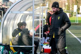 Fußball-Vogtlandliga: VfB Schöneck fehlt die Stabilität - Schönecks Trainer Jiri Jedinak kann nicht mehr hinsehen: Der vor der Saison als Topfavorit gehandelte VfB kommt in der Fußball-Vogtlandliga einfach nicht in Tritt. Der Rückstand auf Spitzenreiter BSV Irfersgrün ist auf unglaubliche 17 Punkte angewachsen.