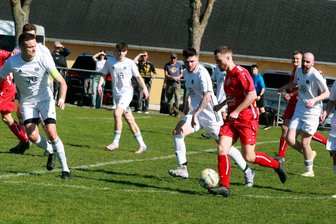 Fußball-Vogtlandliga: Wacker Plauen holt im Kellerduell den ersten Sieg nach 14 Spielen und schickt Leubnitz auf den Abstiegsplatz - Kein Durchkommen hier für den Leubnitzer Ramon Vogel gegen eine weiße Wand von Spielern des 1. FC Wacker Plauen.