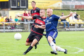 Fußball-Vogtlandliga: Wacker Plauen will mit Heimsieg zurück in die Spur - Leon Thieme (rechts) vom 1. FC Wacker Plauen wird auch am Wochenende wieder alles reinhauen, um die drei Punkte in der Ostvorstadt zu behalten. Gegner ist der FSV Treuen, der im Abstiegskampf angekommen ist. Chris Bernhardt (links) empfängt mit dem FC Werda die SG Rotschau.
