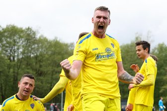 Fußball-Vogtlandpokal: 490 Zuschauer sehen Sieg des Reichenbacher FC II - Reichenbachs Lucas Dathe bejubelt die 1:0-Führung durch Eric Häußer (links).