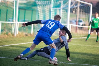 Fußball-Vogtlandpokal: Die Favoriten mühen sich in die nächste Runde - Florian Röhn (vorn) machte es mit seinem VfB Großfriesen dem Vogtlandligisten Rotschau um Enrico Sörgel (grätschend) richtig schwer. Am Ende behielt die SG mit 1:0 die Oberhand.