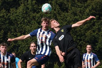 Fußball-Vogtlandpokal: Fortuna, Schöneck, Ellefeld und Rodewisch weiter - Augen zu und durch: Richard Leischner (Tirpersdorf/Bergen/Werda, links) und Jan Luderer (VfB Schöneck) im Kampf um den Ball.